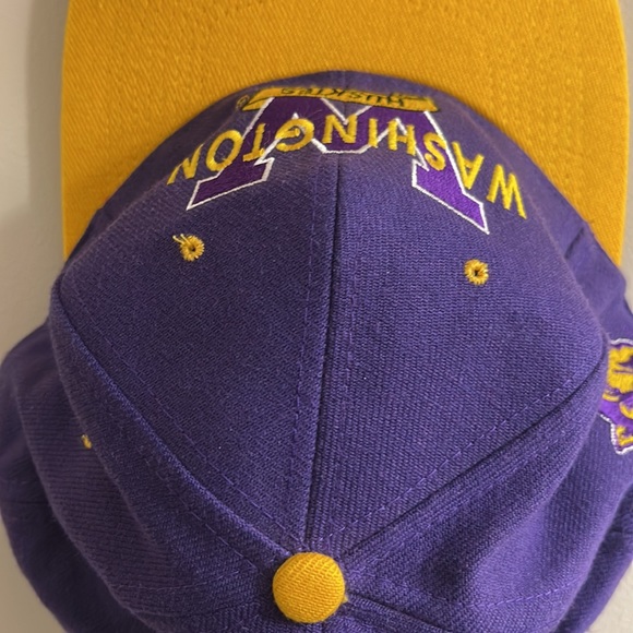 Washington Huskies Hat 🐺🧢🔥 - Picture 6 of 7